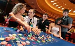 Dealer live retrogames menyajikan permainan Lebih Kurang dengan kartu di tangan